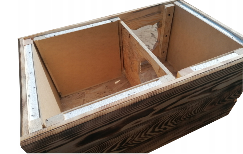 Ocieplana buda dla kota z przedsionkiem